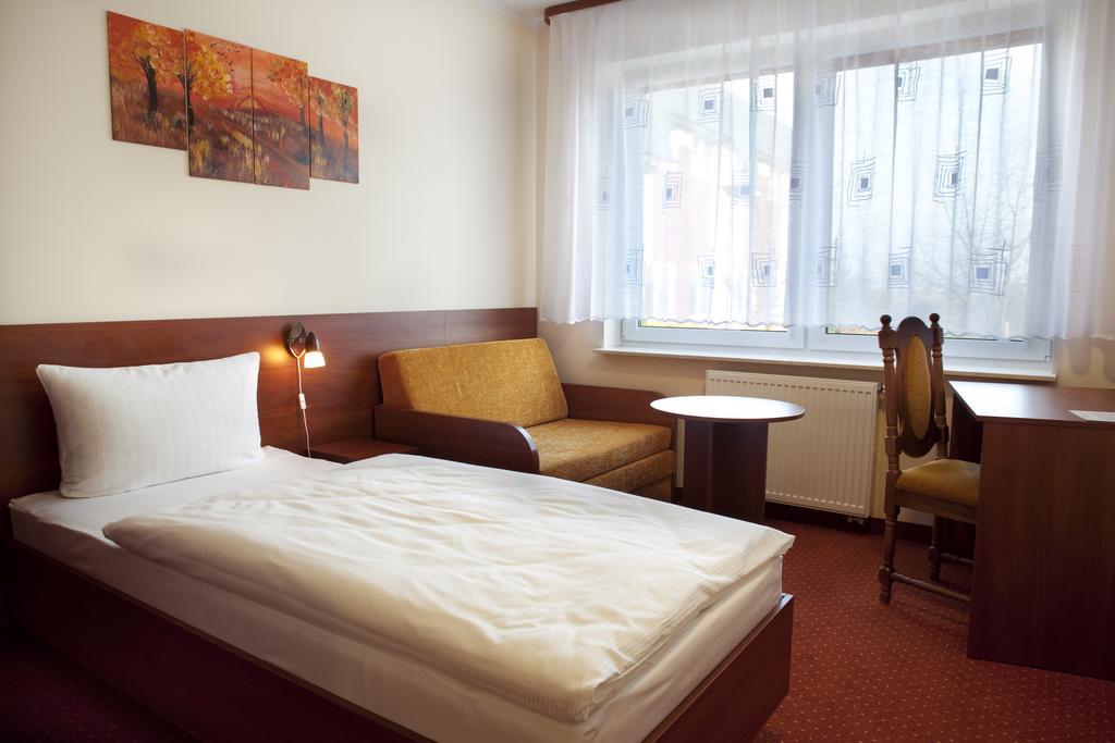 Hotel Podroznik Koszuty Exterior foto